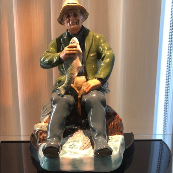 Royal Doulton Figurine A GOOD CATCH Signed HN 2258 Hand Made and Hand Decorated. - Picture 3 of 3